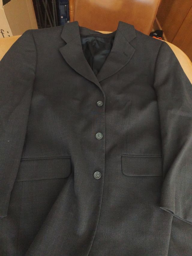 Chaqueta negra con pantalón y chaleco a juego