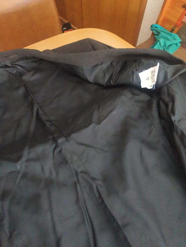 Chaqueta negra con pantalón y chaleco a juego