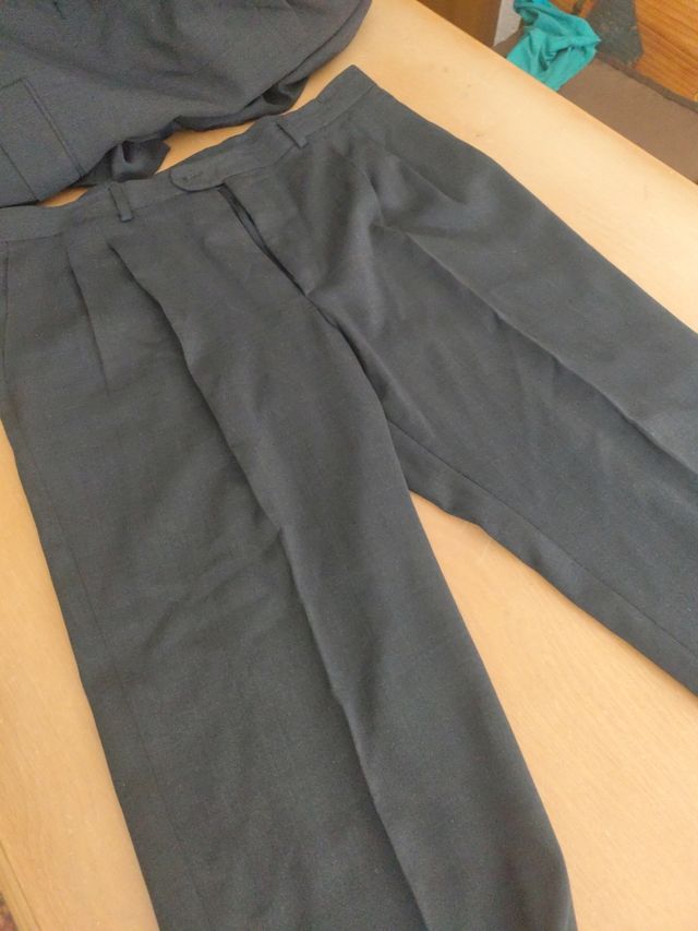 Chaqueta negra con pantalón y chaleco a juego