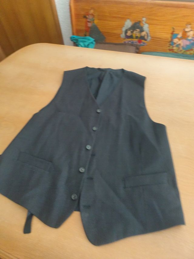 Chaqueta negra con pantalón y chaleco a juego