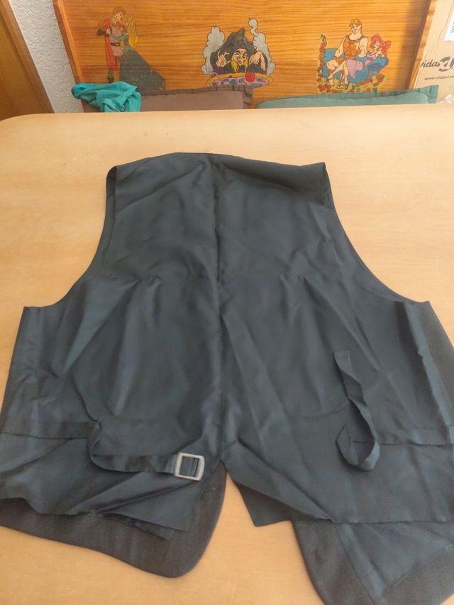 Chaqueta negra con pantalón y chaleco a juego