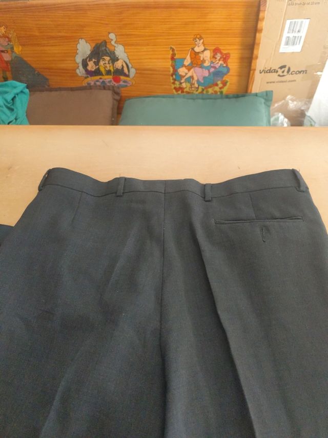 Chaqueta negra con pantalón y chaleco a juego