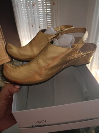 Zuecos dorados mujer