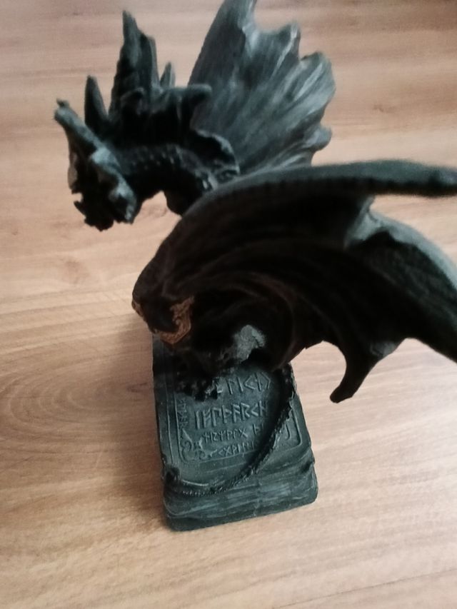 Figura dragón gótico