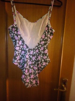 Bañador de flores.