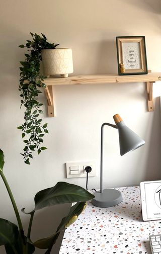 Lámpara de escritorio gris metal madera