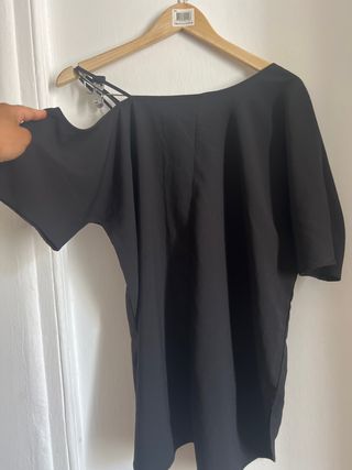 Blusa negra hombro descubierto