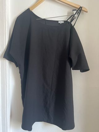 Blusa negra hombro descubierto