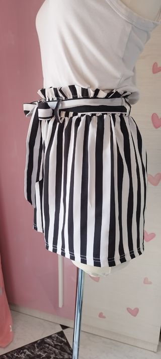 Shorts rayas blancas y negras