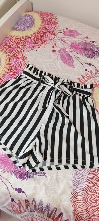 Shorts rayas blancas y negras