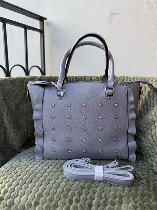 Borsa grigia con borchie e volant laterali