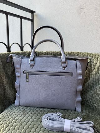 Borsa grigia con borchie e volant laterali