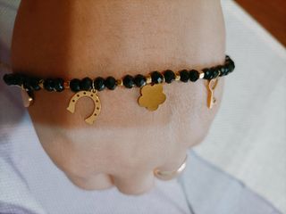 Collana ciondoli colore oro, perline nere in agata