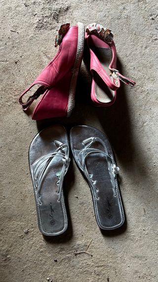 Sandalias rosa y plata: cuñas y chanclas