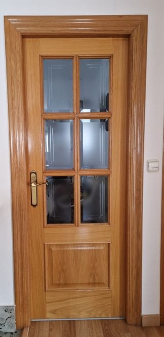 Puertas interiores en chapa de roble.
