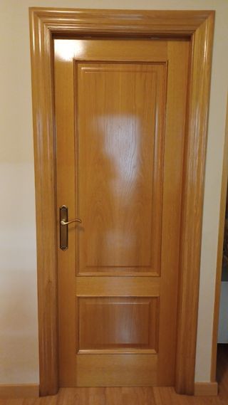 Puertas interiores en chapa de roble.