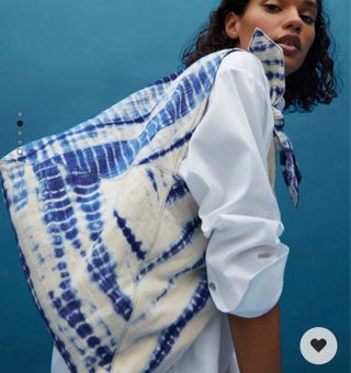 Bolso saco tie dye de Mango