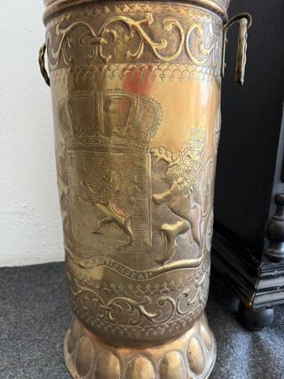 Portaombrelli a forma di bastone con dettagli cesellati