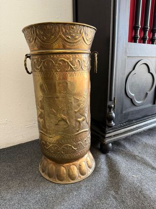 Portaombrelli a forma di bastone con dettagli cesellati