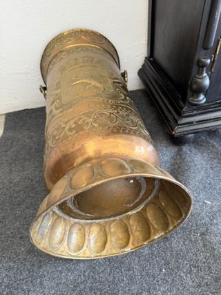 Portaombrelli a forma di bastone con dettagli cesellati