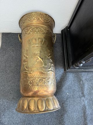 Portaombrelli a forma di bastone con dettagli cesellati