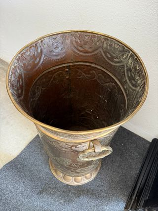 Portaombrelli a forma di bastone con dettagli cesellati