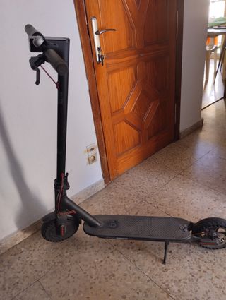 Patinete Xiaomi M365.
Con su cargador.