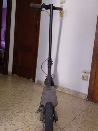 Patinete Xiaomi M365.
Con su cargador.