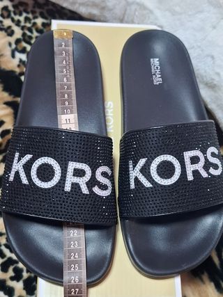 Sandalias Michael Kors negras brillantes