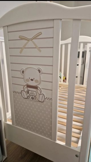 Habitación bebé blanca con osito