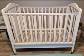 Habitación bebé blanca con osito