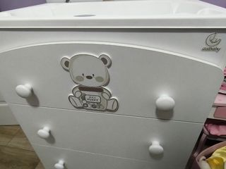 Habitación bebé blanca con osito