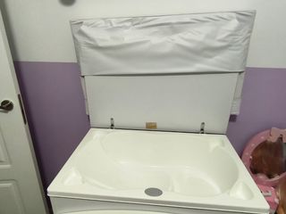 Habitación bebé blanca con osito