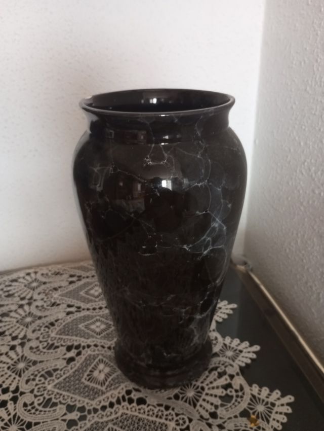 Jarrón negro estilo mármol