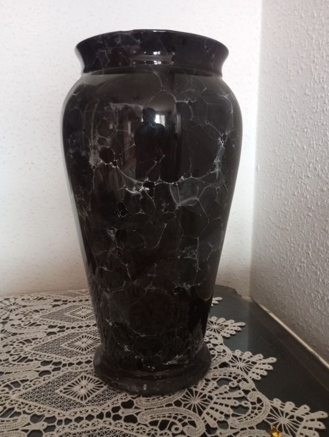 Jarrón negro estilo mármol
