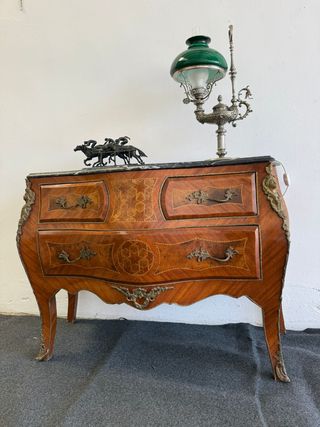 Comoda in intarsio e bronzi con coperchio in marmo