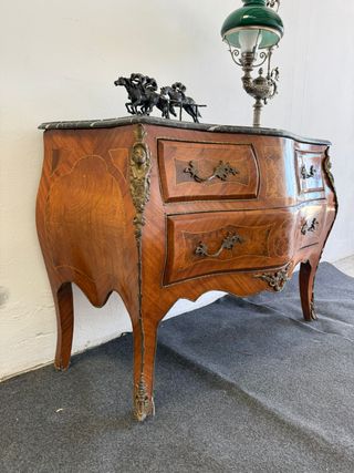 Comoda in intarsio e bronzi con coperchio in marmo