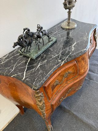 Comoda in intarsio e bronzi con coperchio in marmo