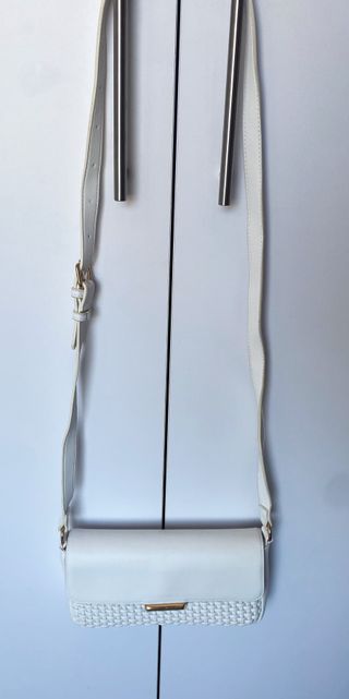 Bolso blanco de mano o colgado