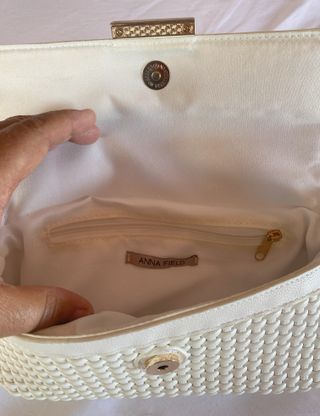 Bolso blanco de mano o colgado