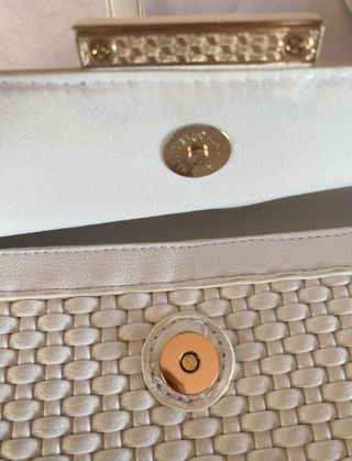 Bolso blanco de mano o colgado