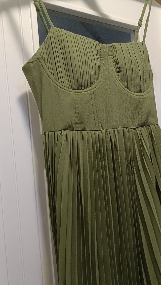 Vestido plisado verde oliva
