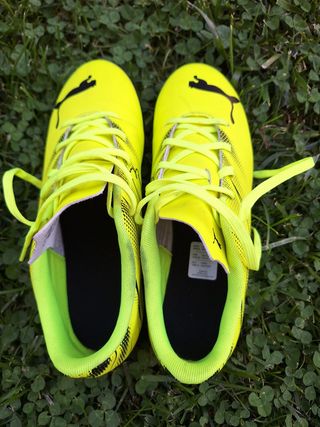 Botas fútbol Puma amarillas