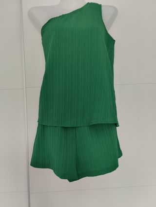 Conjunto corto verde - top asimétrico
