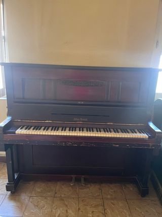 Piano pared Julius Brandt antiguo