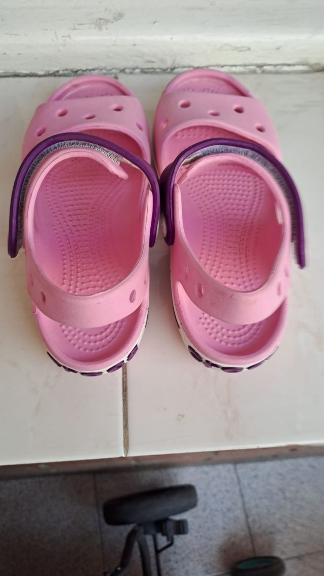 Sandalias Crocs niña rosa