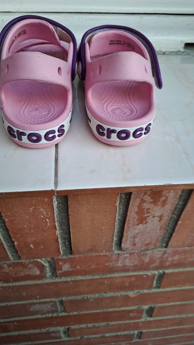 Sandalias Crocs niña rosa