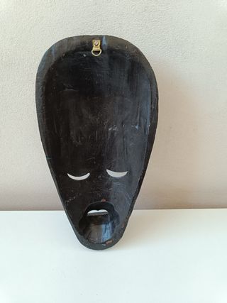 Maschera africana dipinta a mano