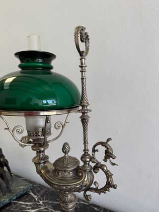 Elegante lampada con tulipano e quinqué