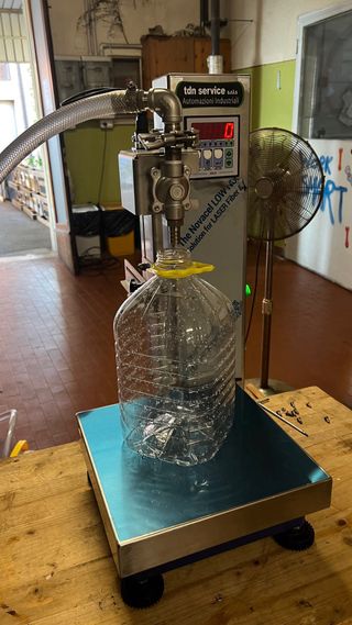 Riempitrice semiautomatica per olio.